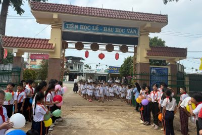 Trường Tiểu học Nguyễn Trãi hân hoan chào đón các em nhỏ trường Mầm non Tuổi Thơ tới tham quan.